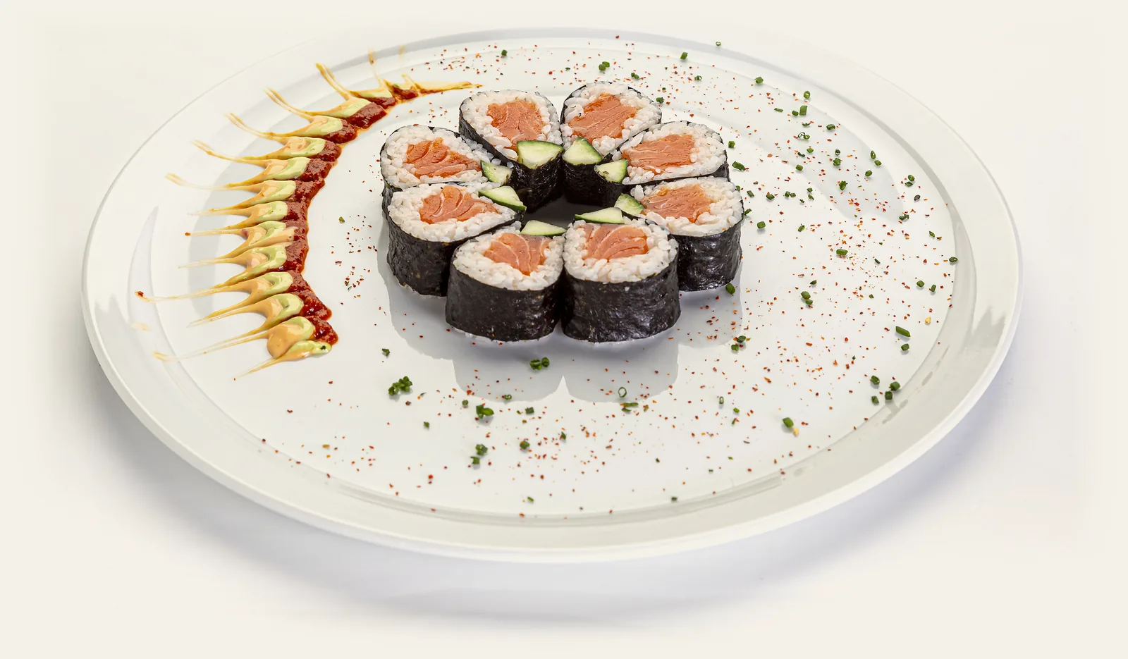Makis au saumon dressés sur une assiette blanche